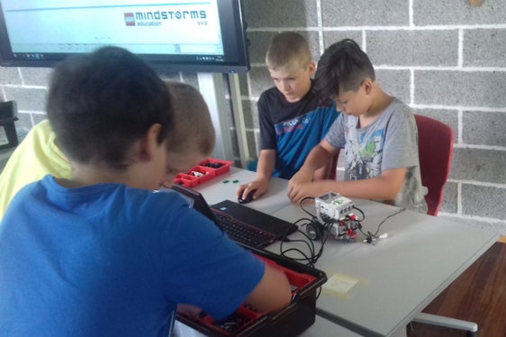 Matthias Hellweger, Gabriel Schönweger, Markus Taschler und Philip Costabiei (v.l.n.r) beim Lego-Roboter bauen und programmieren. (Foto: LPA/Martin Niederkofler)