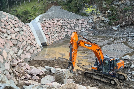 La squadra dell'Ufficio Sistemazione bacini montani Nord ha innalzato la briglia lungo il Rio Deserto; l'anno prossimo proseguirà l'ampliamento del bacino retrostante, per il quale sono già stati effettuati i primi scavi. (Foto: ASP/Ufficio Sistemazione bacini montani Nord)