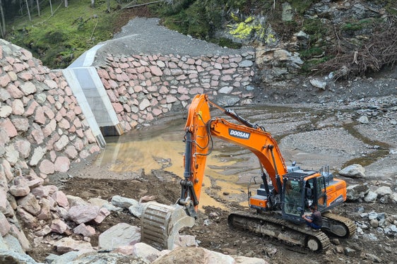 Der Bautrupp der Wildbachverbauung hat die Sperre im Öttenbach erhöht, im nächsten Jahr wird die Vergrößerung des dahinterliegenden Beckens fortgeführt, erste Aushübe dafür sind bereits erfolgt. (Foto: LPA/Landesam für Wildbach- und Lawinenverbauung Nord)