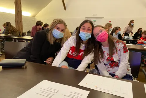 Erstmals fand heuer das Integrationsprojekt Hond-in-Hond, Freizeit mitanond im Überetsch statt: Oberschüler, Oberschülerinnen und junge Menschen mit Beeinträchtigung verbrachten Freizeit gemeinsam. (Foto: LPA/Deutsche Bildungsdirektion)