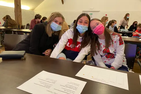 Erstmals fand heuer das Integrationsprojekt Hond-in-Hond, Freizeit mitanond im Überetsch statt: Oberschüler, Oberschülerinnen und junge Menschen mit Beeinträchtigung verbrachten Freizeit gemeinsam. (Foto: LPA/Deutsche Bildungsdirektion)