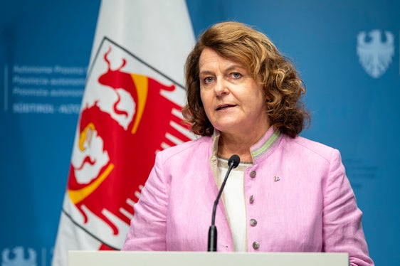 Familien brauchen eine stabile Wohnsituation und eine Perspektive. Darum geht es in diesem Wohnintegrationsprojekt darum, die Betroffenen in den Bereichen Arbeit, Wohnen und Spracherwerb zu begleiten und zu unterstützen“, hob Soziallandesrätin Rosmarie Pamer hervor. (Foto: LPA/Fabio Brucculeri)