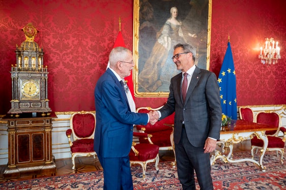 Bundespräsidenten Alexander Van der Bellen (links) begrüßte Landeshauptmann Arno Kompatscher, der in dem Gespräch Österreich dankte. (Foto: HBF/Carina Karlovits)