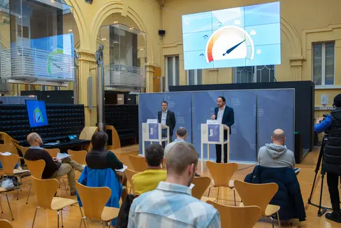 L’assessore Philipp Achammer ed il direttore della Ripartizione Servizio mercato del lavoro, Stefan Luther, hanno presentato il Rapporto sul mercato del lavoro per il periodo maggio-ottobre 2022 (Foto: ASP/F. Brucculeri)