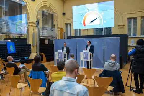 Die Arbeitsmarktbericht-Vorstellung mit Landesrat Philipp Achammer (am Podium r.) und Abteilungsdirektor Stefan Luther: Derzeit zeigt das Barometer fast vollen Sonnenschein an. (Foto: LPA/Fabio Brucculeri)