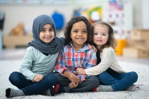 Promuovere la lingua madre e la diversità linguistica: In occasione della Giornata mondiale della diversità culturale del 21 maggio, le biblioteche altoatesine ospiteranno eventi di lettura ad alta voce in 20 lingue diverse. (Foto: Koi/iStock)
