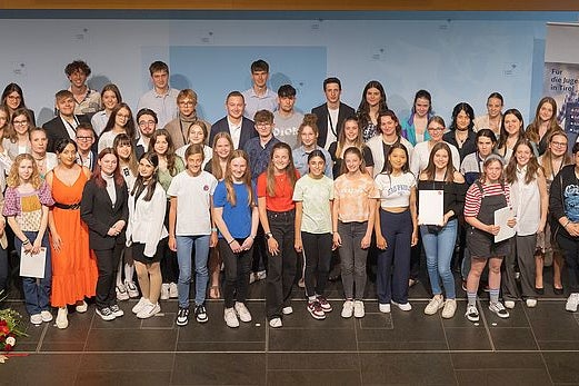 Alle TeilnehmerInnen des 70. Jugendredewettbewerbs aus Österreich und Südtirol mit Jugendlandesrätin Astrid Mair und Bernadett Humer (Sektionschefin Bundeskanzleramt) (Foto: Land Tirol/Forcher))