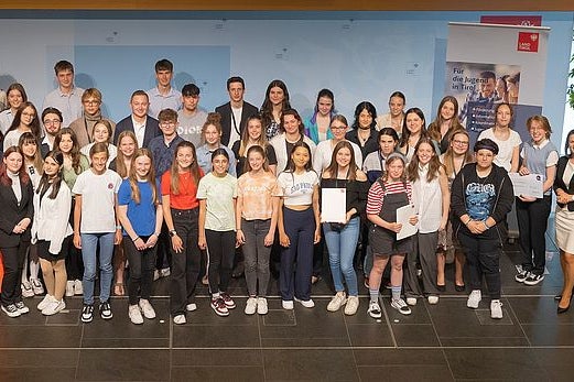 Alle TeilnehmerInnen des 70. Jugendredewettbewerbs aus Österreich und Südtirol mit Jugendlandesrätin Astrid Mair und Bernadett Humer (Sektionschefin Bundeskanzleramt) (Foto: Land Tirol/Forcher))