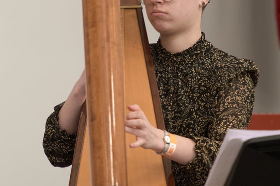 Jana Kritzinger mit Harfe aus Hafling, Lehrperson: Veronika Mair Tutzer, Musikschule Meran/Passeier (Foto: Land Tirol/Wolfgang Alberty)