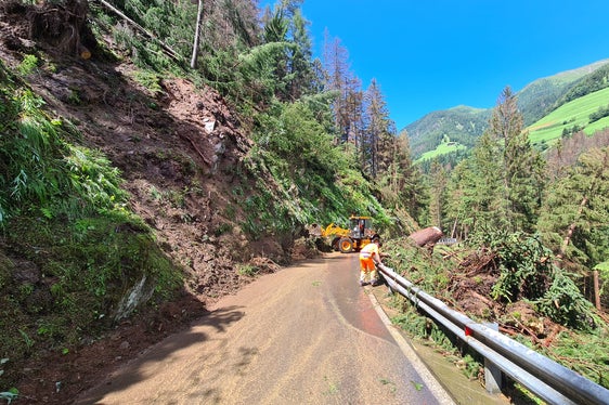 Wind und starker Regen haben Hänge ins Rutschen gebracht (im Bild Ulten). Es gab keine Verletzten, aber viele Sachschäden. Weitere heftige Gewitter und extreme Wetterereignisse sind zu erwarten, aber das Land hat seine Aufgaben in Sachen Prävention gemacht, wo es möglich ist. Wir sind präventiv gut vorbereitet und operativ gut aufgestellt, sagt Bevölkerungsschutzlandesrat Arnold Schuler. (Foto: LPA/Abteilung Straßenbau)
