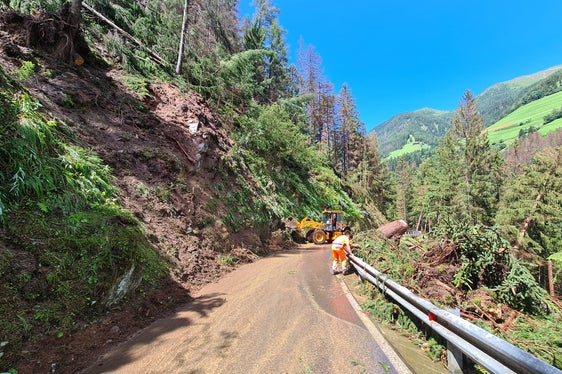 Particolarmente colpite sono state Terlano, Bolzano/Gries, la Val d’Isarco e la Val di Vizze, le zone intorno a Brunico e Dobbiaco (Foto: ASP/Ripartizione strade)