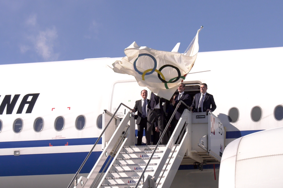 Die Ankunft der Olympischen Flagge in Mailand (Foto: LPA/Scampini)