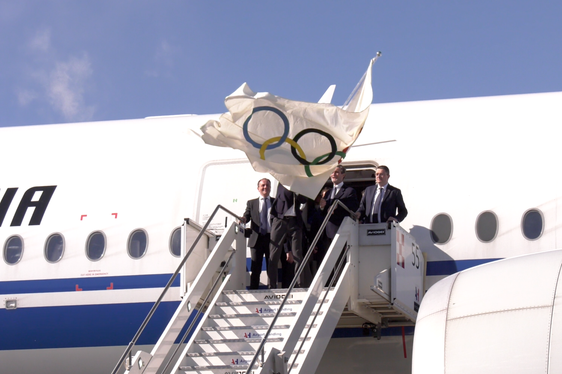 Die Ankunft der Olympischen Flagge in Mailand (Foto: LPA/Scampini)