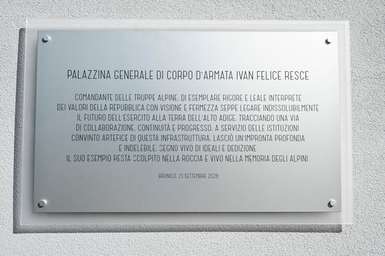 La targa in memoria del generale di Corpo d'Armata Ivan Resce, ideatore del Protocollo d'intesa tra Provincia, Difesa e Demanio assieme all'ex presidente della Provincia Luis Durnwalder. (Foto: USP/Fabio Brucculeri)