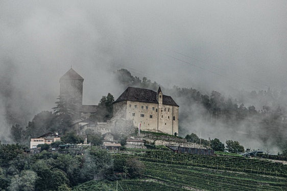 Bild des Monats September 2025: Schloss Tirol (Foto: LPA/Martin Geier)