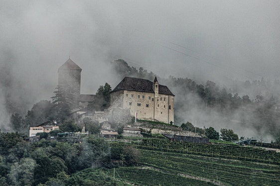 Bild des Monats September 2025: Schloss Tirol (Foto: LPA/Martin Geier)