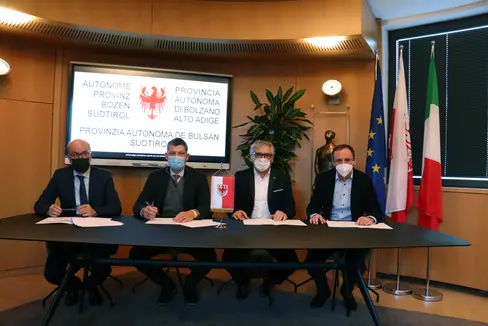 Firmato il contratto per la circonvallazione di Varna: (da sx) Pagani, Alfreider, Schatzer e il rappresentante del gruppo di imprese Michael Goller. (Foto: ASP/Ingo Dejaco)