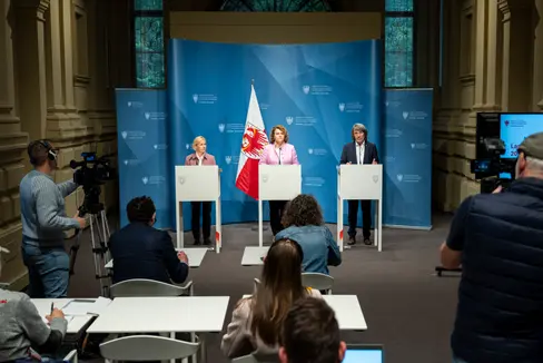 Die Direktorin des Amtes für Kinder- und Jugendschutz und Soziale Inklusion, Astrid Wiest (links), Landesrätin Rosmarie Pamer und Landesrat Hubert Messner stellten am 15. Mai nach dem Beschluss der Landesregierung aktuelle Beschlüsse wie das Integrationsprojekt für Flüchtlingsfamilien vor. (Foto: LPA/Fabio Brucculeri)