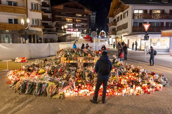 Anche la scuola altoatesina ha voluto esprimere il proprio cordoglio per le vittime e i familiari della tragedia avvenuta a Capodanno nella località di Crans-Montana, in Svizzera. Per il vicepresidente Marco Galateo, davanti a una tragedia di questa portata, il primo dovere delle istituzioni è quello del rispetto, della sobrietà e della partecipazione umana. (Foto: ANSA. La foto può essere utilizzata solamente nel contesto di questo comunicato stampa)