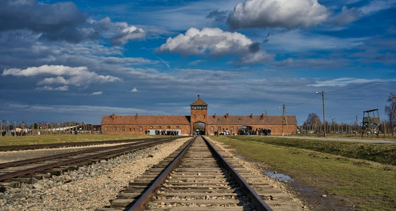 Il 27 gennaio 1945, l'Armata Rossa liberò il campo di concentramento e sterminio di Auschwitz-Birkenau. Dal 2005, in tutto il mondo il 27 gennaio è il Giorno della memoria delle vittime del nazionalsocialismo. (Foto: Unsplash/Fadjar Djulizar)