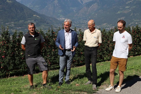 Sopralluogo al maso Moarhof: (da sinistra) il direttore dell'Azienda agricola Laimburg, Stephan Raffl, l'assessore Arnold Schuler, il responsabile del gruppo di lavoro Terreno, concimazione, irrigazione del Centro di Sperimentazione Laimburg, Thalheimer Martin, e un membro dello staff del progetto Panizzon Lorenzo (Foto: Peter Möltner)