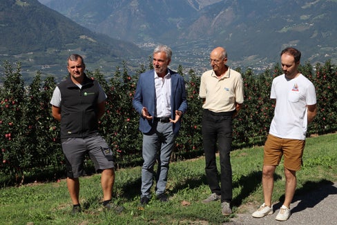 Beim Lokalaugenschein am Moarhof: (v.l.) Der Betriebsleiter des Agrarbetriebs Laimburg Stephan Raffl, Landesrat Arnold Schuler, der Leiter der Arbeitsgruppe Boden, Düngung und Bewässerung am Versuchszentrum Laimburg, Martin Thalheimer und Projektmitarbeiter Lorenzo Panizzon (Foto: LPA/Ressort Land- und Forstwirtschaft)