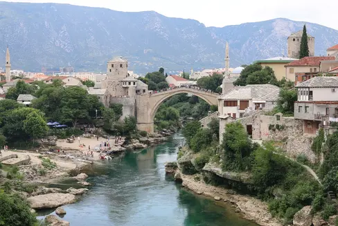 Der Balkan – im Bild die bekannte Brücke in Mostar in Bosnien-Herzegowina – steht im Fokus einer Veranstaltung am kommenden Dienstag, 12. November, in der Landesbibliothek Teßmann. (Foto: LPA/Pixabay – Das Foto darf nur im Zusammenhang mit dieser Aussendung verwendet werden)