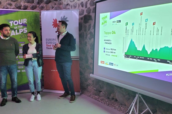 Gli assessori di Cavalese Alessandro Zorzi e Carla Vargiu con il responsabile della comunicazione del Tour of the Alps David Evangelista (Foto: Euregio/Armin Gluderer)