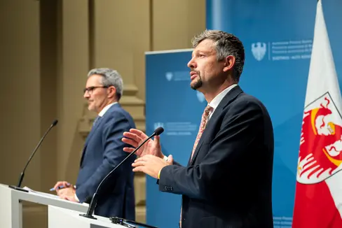 Landesrat Daniel Alfreider (rechts im Bild) berichtete im Rahmen der Pressekonferenz nach der Landesregierung mit Landeshauptmann Arno Kompatscher (links im Bild) über das umfangreiche Tätigkeitsprogramm der Südtiroler Transportstrukturen AG (STA). (Foto: LPA/Fabio Brucculeri)