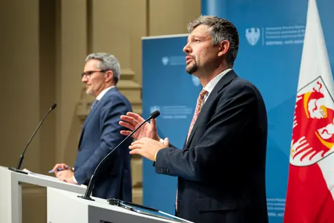 L'assessore provinciale Daniel Alfreider (a destra nella foto) ha discusso dell'approvazione del programma annuale 2025 di STA nella conferenza stampa a seguito della seduta di Giunta provinciale, assieme al presidente Arno Kompatscher (a sinistra). (Foto: USP/Fabio Brucculeri)