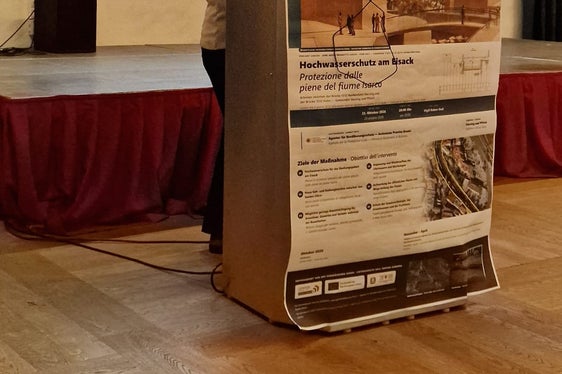 Durante la serata informativa pubblica a Vipiteno, i responsabili hanno illustrato il cronoprogramma e l’organizzazione del cantiere e risposto alle domande del pubblico. (Foto: USP/Ufficio Sistemazione bacini montani nord dell’Agenzia per la Protezione civile/Philipp Walder)