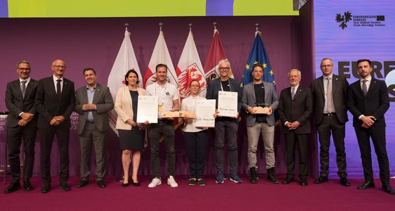 Euregio-Innovationspreis: (v. l.) LH Arno Kompatscher (Südtirol), LH Anton Mattle (Tirol), Marcus Hofer (Jurypräsident und Geschäftsführer der Standortagentur Tirol), Präsidentin Barbara Thaler (Wirtschaftskammer Tirol), Luca Benedetti (2. Platz), Eva Littringer (1. Platz), Bernhard Weiskopf und Florian Ennemoser (3. Platz), Präsident Michl Ebner (Handelskammer Bozen), Präsident Andrea De Zordo (Handelskammer Trient) und Landesrat Simone Marchiori (Trentino). (Foto: Land Tirol/Sedlak)