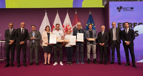 Il premio Innovazione 2025 dell'Euregio. Nella foto (da sinistra) il presidente Arno Kompatscher, Marcus Hofer (presidente della giuria e amministratore delegato dell'agenzia di promozione economica del Tirolo), la presidente Barbara Thaler (Camera di commercio del Tirolo), Luca Benedetti (2° classificato), Eva Littringer (1° classificata), Bernhard Weiskopf e Florian Ennemoser (3° classificato), il presidente Michl Ebner (Camera di Commercio di Bolzano), il presidente Andrea De Zordo (Camera di Commercio di Trento) e l'assessore provinciale Simone Marchiori (Trentino). (Foto: Land Tirol/Sedlak)