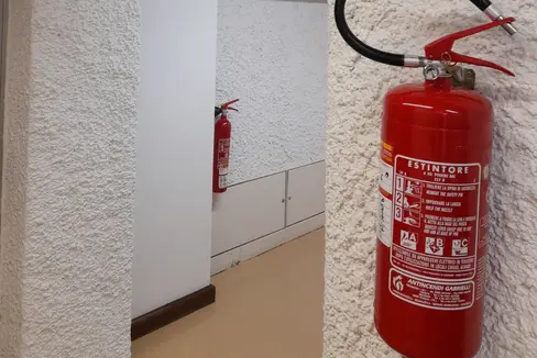 Die Landesregierung hat in ihrer Sitzung vom 28. Jänner ein neues Landesgesetz zu den allgemeinen Brandschutzverfahren auf den Weg gebracht. Neu ist in dem Entwurf etwa: Die Bestimmungen für Druckbehälter - wie die Feuerlöscher im Bild - sind in den europäischen Richtlinien enthalten, und deren Einhaltung wird vom Arbeitsinspektorat kontrolliert, aus diesem Grund werden alle Verweise aus dem Gesetz gestrichen. (Foto: LPA/Maja Clara)