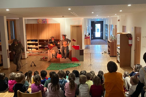 Ai mituns y ales mitans dles scolines ladines ti él gnü pité la poscibilité da tó pert ala rapresentaziun te dui lingac La sorücia Frederick y la forza dla fantasia. (Foto: USP/Intendënza y Cultura ladina)