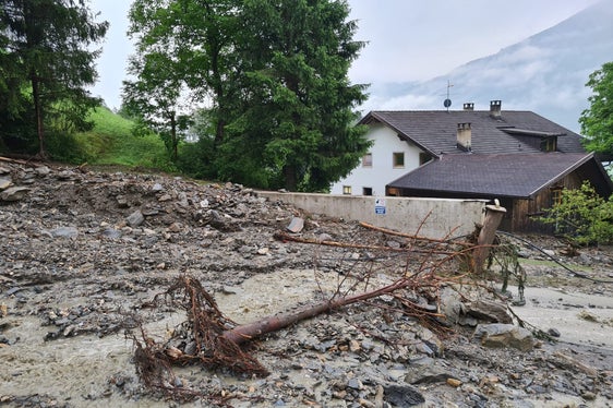 Freiwillige Feuerwehren, Berufsfeuerwehr und Wildbachverbauung sind im Einsatz, nachdem ein Seitenbach des Trenserbachs über die Ufer getreten ist. (Foto: LPA/Landesamt für Wildbach- und Lawinenverbauung Nord/Jan Kobald)