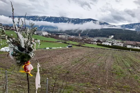 Temperaturen und Niederschlagsmengen über dem langjährigen Durchschnitt: Das kennzeichnet den soeben zu Ende gegangenen Monat März. Das Bild ist eine Momentaufnahme des verregneten Osterwochenendes, es enstand in Pfalzen mit Blick auf den Kronplatz. (Foto: LPA/Maja Clara)