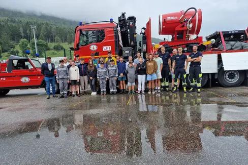 Wie und mit welchen Fahrzeugen und Geräten arbeitet die Berufsfeuerwehr? Auch das konnten die Teilnehmerinnen und Teilnehmer des Zivilschutz-Camps aus nächster Nähe beobachten. (Foto: LPA/Berufsfeuerwehr)