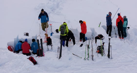 Nell'ambito del corso di formazione delle Commissioni valanghe 2026 (nella foto immagini dell'anno precedente) ad Axamer Lizum vengono presentati i risultati del progetto Euregio Cairos. (Foto: Land Tirol)