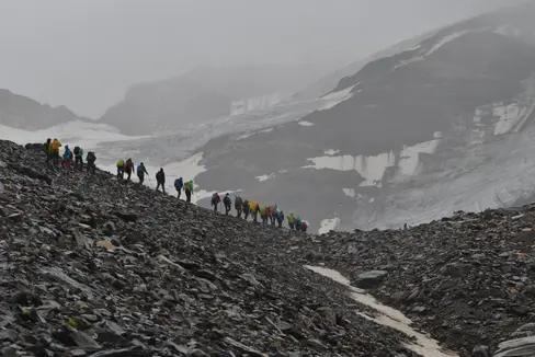 Bei Exkursionen (im Bild Aufstieg zur Suldenspitze im Jahr 2021), Vorträgen und Workshops setzen sich die Jugendlichen mit Fachleuten zum Thema Gletscher, Geologie und Botanik des Hochgebirges im Nationalpark Stilfserjoch auseinander. (Foto: LPA/Christian Aspmair)