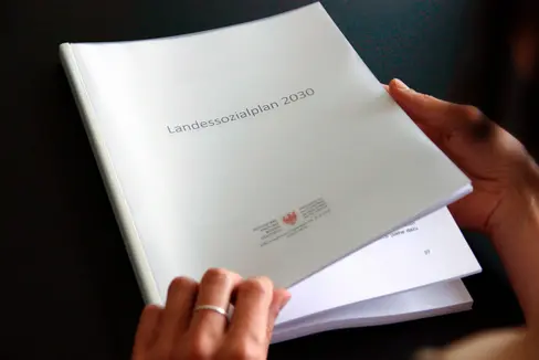 Der neue Landessozialplan kann nach der Genehmigung durch die Landesregierung nun in Druck gehen und soll in den nächsten Wochen im Rahmen einer Medienkonferenz im Detail vorgestellt werden. (Foto: LPA/Greta Stuefer)