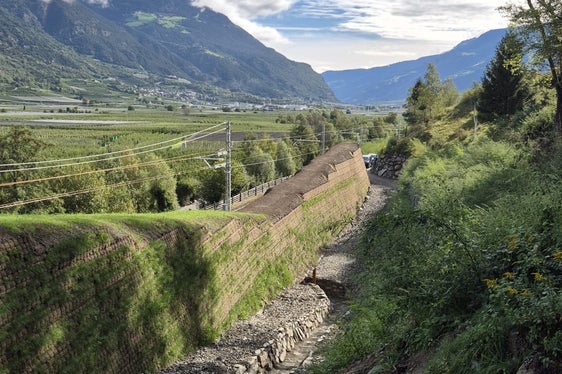 Die Maßnahme dient der Verringerung des Steinschlag- und Rutschungsrisikos und ist Teil des EU-geförderten Projekts SafeTrain 3. (Foto: LPA/STA)
