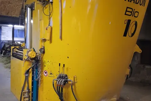 I sistemi di alimentazione (uno dei quali nella foto) saranno introdotti come nuove macchine ammissibili in seguito alla decisione della Giunta provinciale. (Foto: USP/Ufficio Meccanizzazione agricola e produzione biologica)