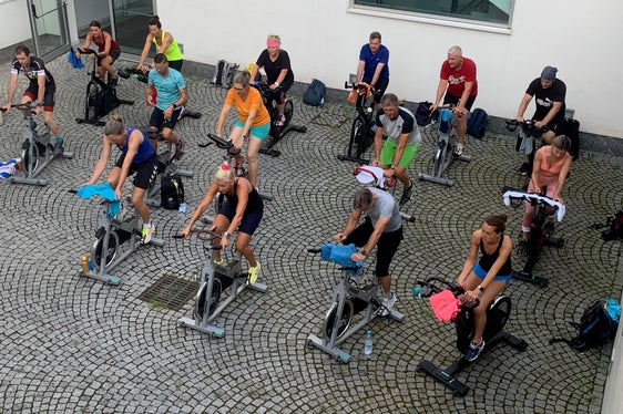 Spinning ist angesagt in einem der über 60 Workshops für die über 360 Teilnehmerinnen und Teilnehmer aus 19 Nationen und 4 Kontinenten, die diese Woche im Oberschulzentrum Mals zusammenkommen. (Foto: LPA/Pädagogische Abteilung der Deutschen Bildungsdirektion/Sportoberschule Mals)