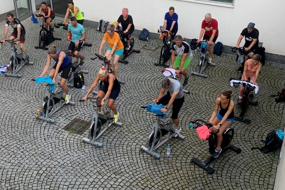 Spinning ist angesagt in einem der über 60 Workshops für die über 360 Teilnehmerinnen und Teilnehmer aus 19 Nationen und 4 Kontinenten, die diese Woche im Oberschulzentrum Mals zusammenkommen. (Foto: LPA/Pädagogische Abteilung der Deutschen Bildungsdirektion/Sportoberschule Mals)