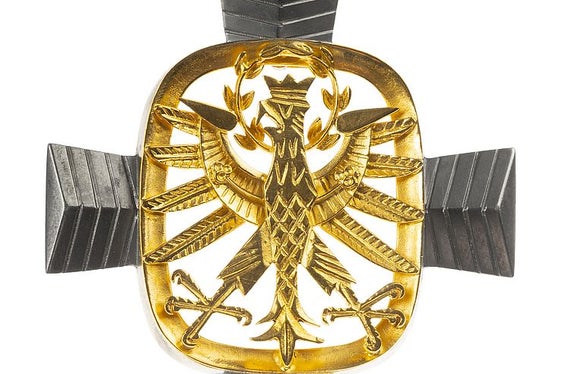 La croce al merito è la terza più alta onorificenza del Land Tirolo. (Foto: Land Tirol/Die Fotografen)