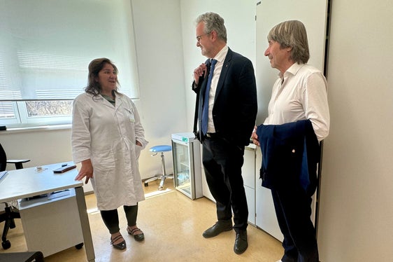 Das Ambulatorium für kleinere Dringlichkeiten im zum Gemeinschaftshaus weiterentwickelten Gesundheitssprengel in Brixen wird gut angenommen: Gesundheitslandesrat Hubert Messner und Ressortdirektor Michael Mayr schauten dort auf Stippvisite vorbei. (Foto: LPA/Angelika Schrott)