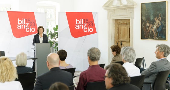 Im Rahmen ihrer Bilanz-Pressekonferenz blickte Landesrätin Hochgruber Kuenzer auch auf den Bereich des Kulturgüterschutzes zurück: Kulturgüter zu erhalten und zu vermitteln, ist eine zentrale Aufgabe der verschiedenen Gedächtnisinstitutionen des Landes und Grundlage und Kernthema der Autonomie. (Foto: LPA/Tiberio Sorvillo)