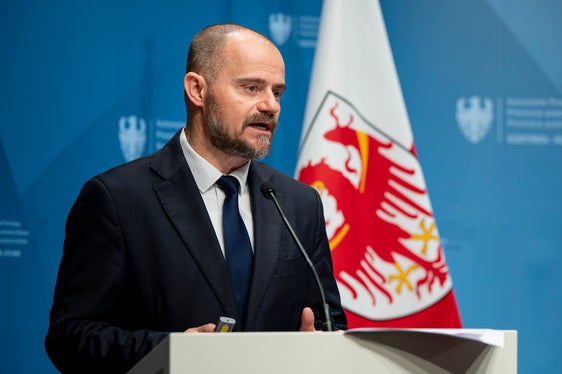 Auf der Pressekonferenz erläuterte Ressortdirektor Daniel Bedin die Vorteile der öffentlich-privaten Partnerschaften (ÖPP) gegenüber herkömmlichen Verfahren. (Foto: LPA/Fabio Brucculeri)