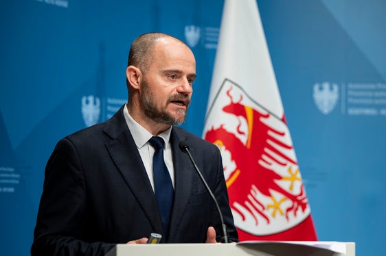 Auf der Pressekonferenz erläuterte Ressortdirektor Daniel Bedin die Vorteile der öffentlich-privaten Partnerschaften (ÖPP) gegenüber herkömmlichen Verfahren. (Foto: LPA/Fabio Brucculeri)